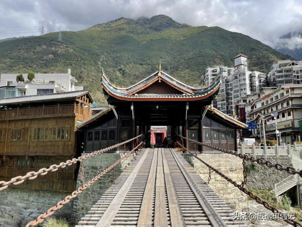 紅軍走過的瀘定橋，雖然如今保護措施齊全，但走上去依舊心驚膽戰