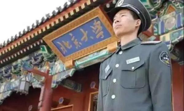 當代&OpenCurlyDoubleQuote;掃地僧&rdquo;：北大保安高考第一人的張俊成，畢業後怎麼樣了？