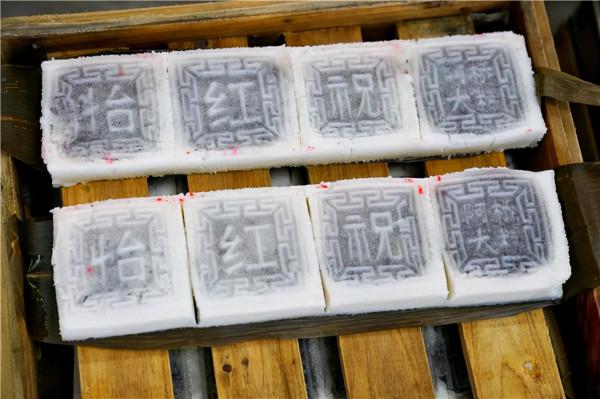 寧波有個很接地氣的小吃，當地人定親時必備，30塊錢一盒，很美味