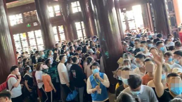 十一國人在高速景區受罪，我在被窩看雨追劇