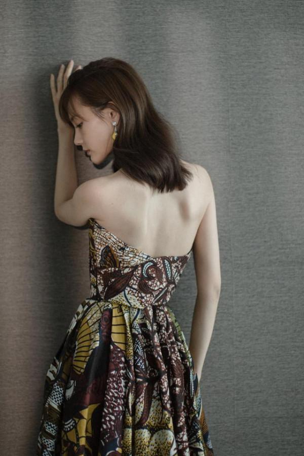 李一桐太甜美了，一身打扮盡顯完美身材，網友：嬌嫩似大一新生