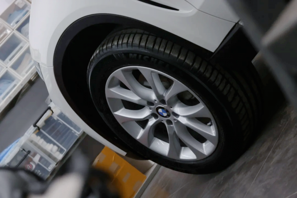 翻新“破爛不堪”的寶馬X5,車主硬是把X5當拖拉機開了7年 翻新“破爛不堪”的寶馬X5,車主硬是把X5當拖拉機開了7年