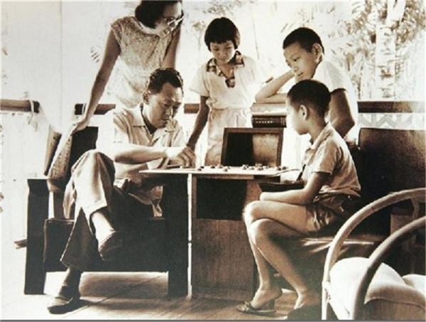 從同學到夫妻,他們偷偷結婚相伴63年,葬禮上李光耀兩次吻別愛妻 從同學到夫妻,他們偷偷結婚相伴63年,葬禮上李光耀兩次吻別愛妻