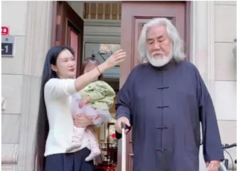 張紀中又帶小嬌妻直播秀恩愛，引起網友們的熱議