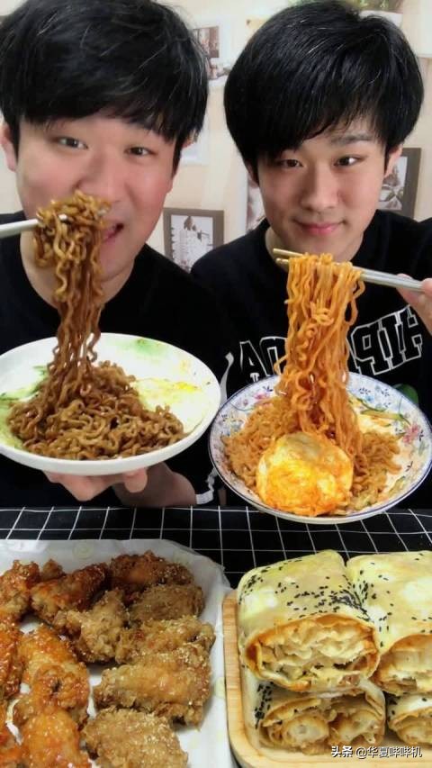 為了博眼球，有人賣慘有人吃板磚，有人卻吃出了儀式感