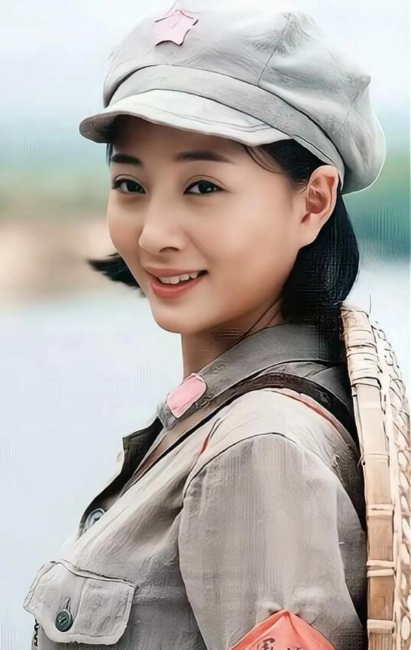 殷桃的軍裝照，個個調皮可愛，英姿颯爽，十張照片詮釋了答案