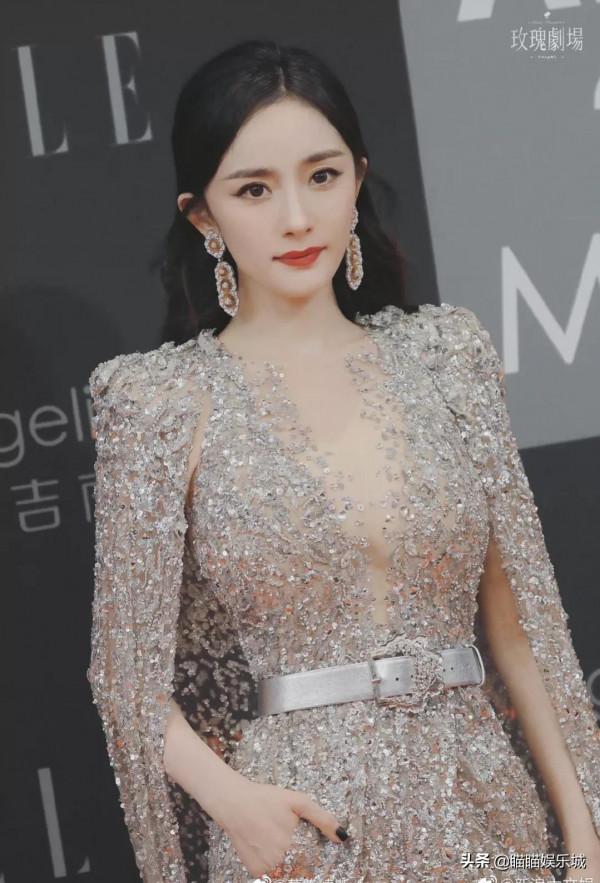 女明星年底大比拼，楊冪、唐嫣、劉詩詩造型，唐嫣還是輸了