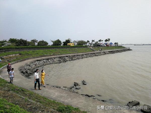 沿著岸邊的步道，貼近廣闊的自然水域，開始在海鷗島上的環島騎行