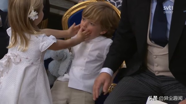 4歲瑞典小公主在主教前調皮打滾爆紅，7歲神進化變氣質小美女