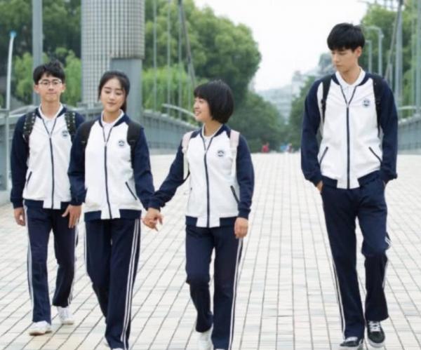 飽受中小學生嫌棄的“醜校服”,其實有很多作用,你知道嗎? 飽受中小學生嫌棄的“醜校服”,其實有很多作用,你知道嗎?