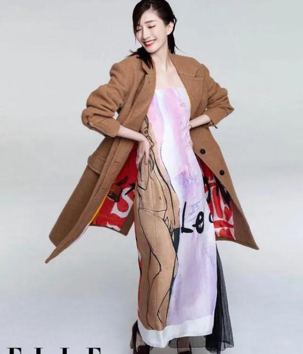 江疏影氣質真好，紅唇搭駝色大衣很有秋天的感覺，御姐範十足