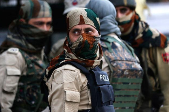 印度法庭上演槍戰，兩名“律師”射殺黑幫頭目，場面如同動作大片