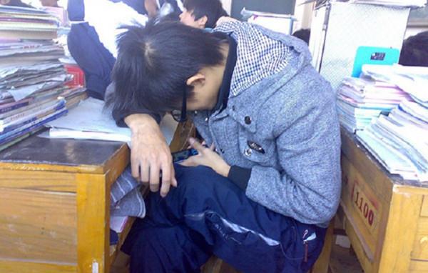 如何判斷孩子是學霸還是學渣？班主任：看課桌裡面有什麼就知道了