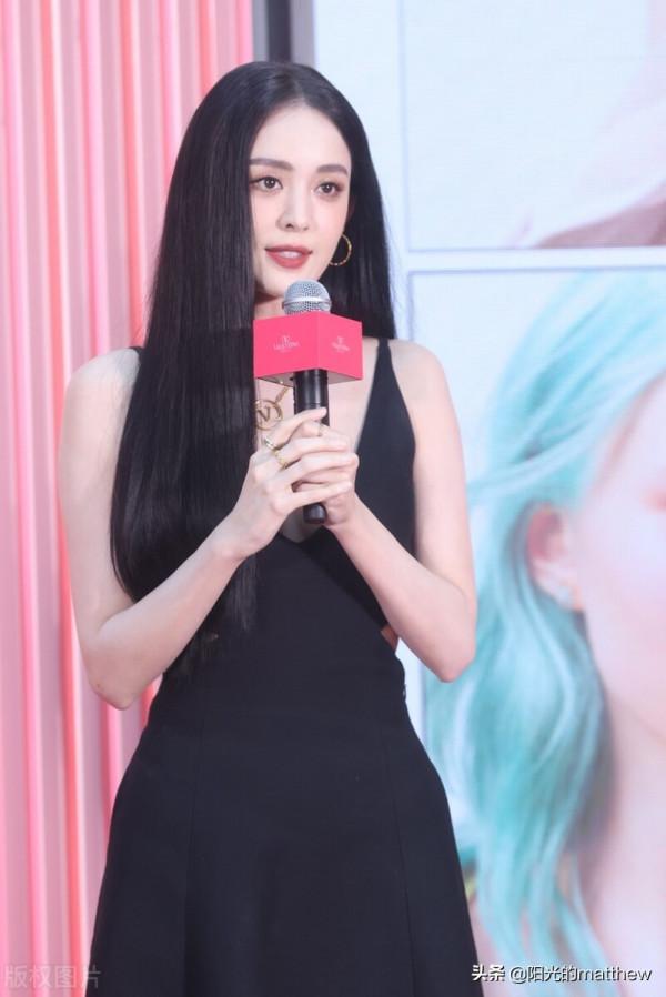 古力娜扎一襲黑色無袖長裙+金色項鍊簡約高階