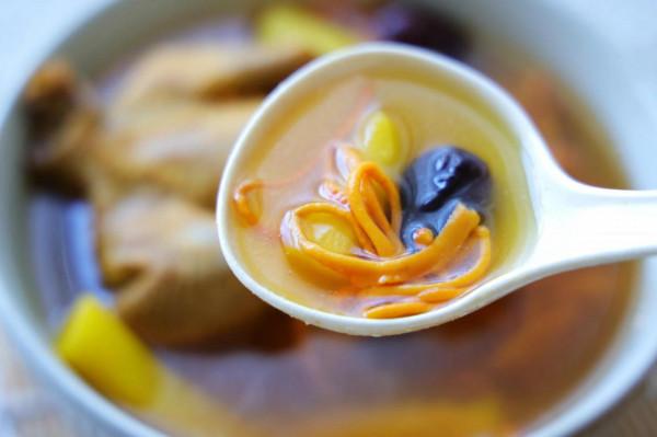 天氣冷，喝一碗熱湯全身暖乎乎的，營養鮮美又養胃，太舒服了