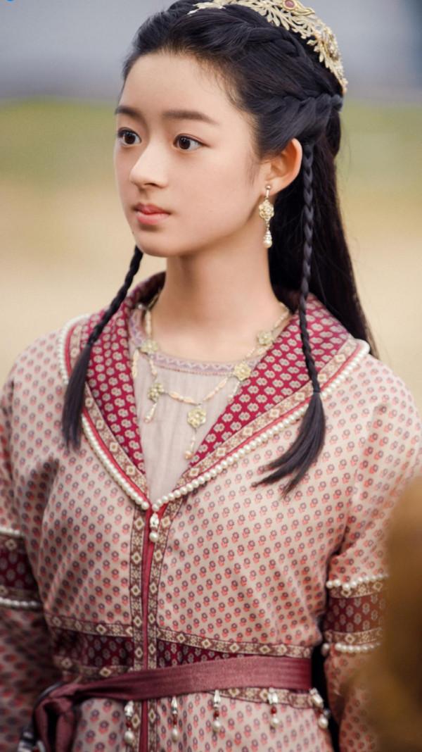 才14歲，她這張臉的古偶適配度也太高了吧