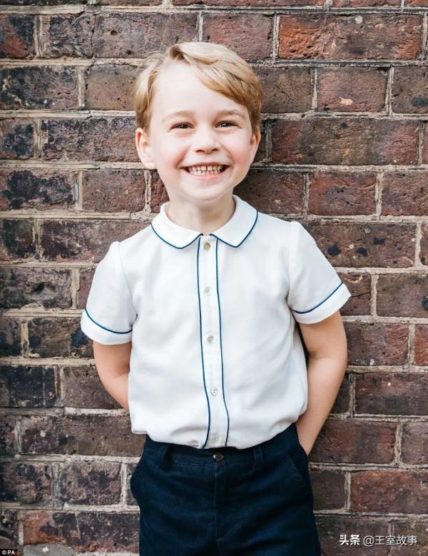 梅根穿白色連體褲霸氣亮相,哈里王子就像是她的小跟班 梅根穿白色連體褲霸氣亮相,哈里王子就像是她的小跟班