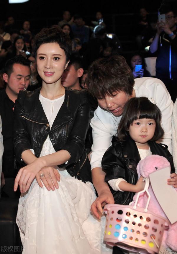 金巧巧和女兒穿親子裝,白色長裙配皮衣外套,精緻優雅真有貴婦範 金巧巧和女兒穿親子裝,白色長裙配皮衣外套,精緻優雅真有貴婦範