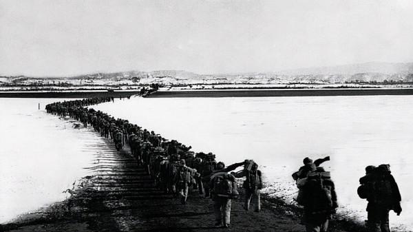 志願軍中“霍去病”，18歲小將鏖戰900美軍！家鄉立碑！祭者不絕