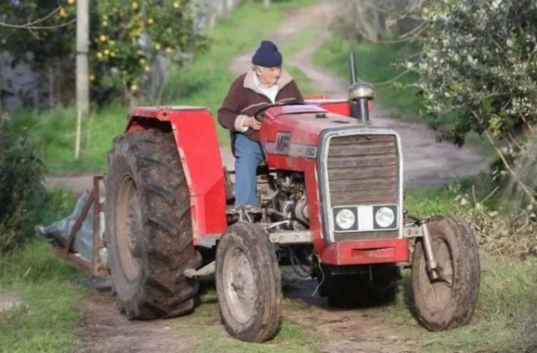 世界最窮總統:睡爛木房,自己耕地種菜,守衛僅2位警察+1條狗 世界最窮總統:睡爛木房,自己耕地種菜,守衛僅2位警察+1條狗