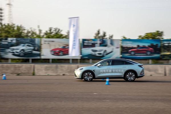 看似紳士實則暴徒,4.2秒破零百公里加速,極狐αS試駕,效能很強 看似紳士實則暴徒,4.2秒破零百公里加速,極狐αS試駕,效能很強