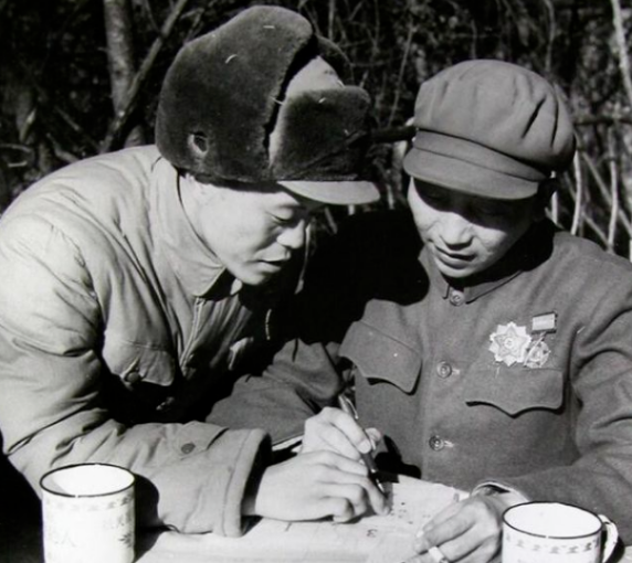 徐向前的警衛連長，歷任3大軍區司令，官至副國級，兩兒子是中將