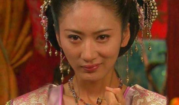 同樣頭飾繁瑣，為何她能做到豔而不俗、動而不亂？