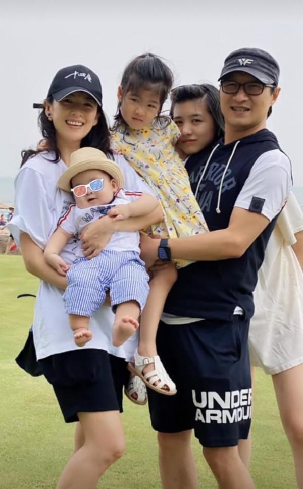 吵架了？章子怡滿臉不悅衝出餐廳，汪峰卑躬屈膝跟隨頭頂幾乎全禿