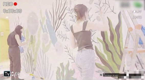 李嫣現身醫院繪畫，展露藝術家天賦，穿黑色吊帶辣妹風十足