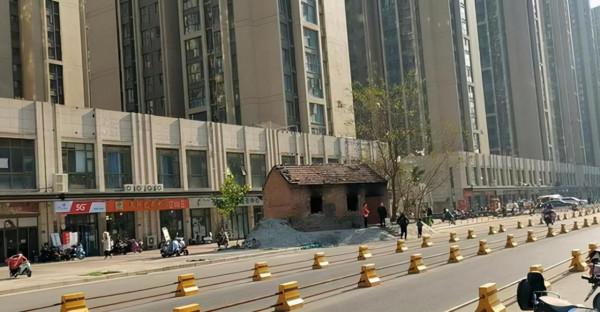 鄭州一硬氣釘子戶，政府部門親自上門談判，看到宅子後：不敢拆