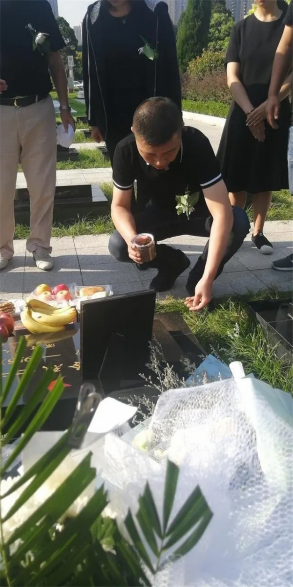 等了64年!弟弟攜家人來烈士陵園看姐姐,年過古稀哭得卻像個孩子 等了64年!弟弟攜家人來烈士陵園看姐姐,年過古稀哭得卻像個孩子