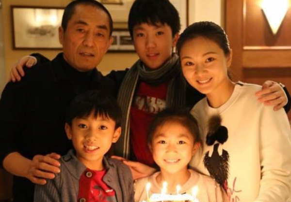 嫁給名導的5位“嬌妻”：陳婷18歲就生子，徐帆54歲至今不生孩子