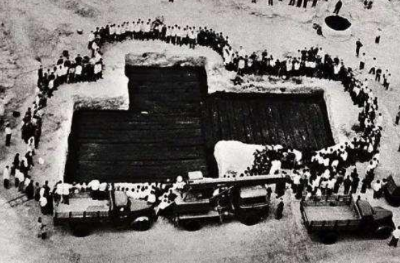 襄陽古墓出土曠世寶劍，劍上刻著10個銘文，令現場專家興奮