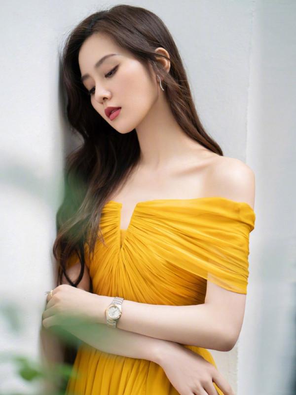 34歲的劉詩詩，下頜線好絕