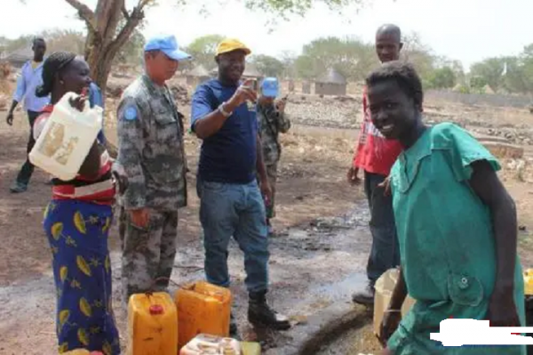 中國紅生命藍：我國維和部隊幫忙非洲人打水井，終於不用喝泥巴水