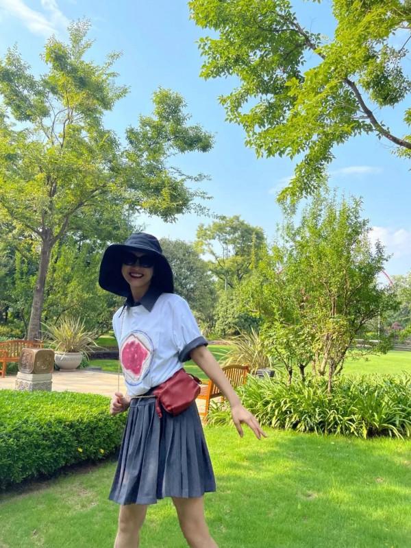 吳昕都38歲了，仍愛走“小姑娘路線”，穿短裙減齡又俏皮