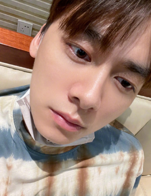 李易峰曬入冬五件套，保溫杯，烤紅薯，暖貼，真不愧是養生boy