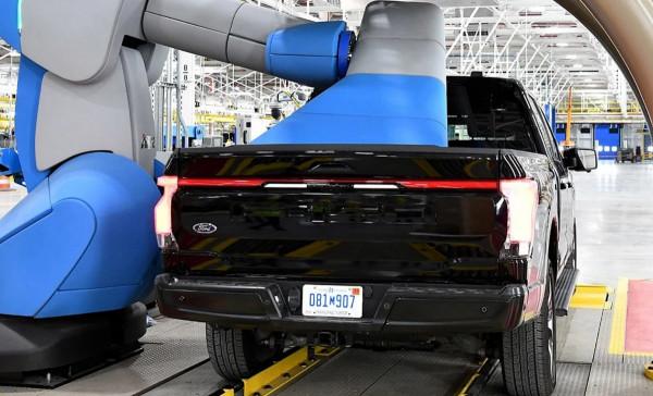 ​首批福特F-150 Lightning預生產,定位電動皮卡,越野效能強悍 ​首批福特F-150 Lightning預生產,定位電動皮卡,越野效能強悍