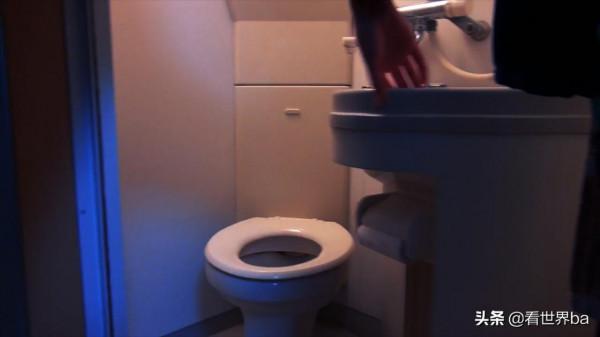 女孩蝸居在8平方米公寓裡，生活設施一應俱全，月租3800貴嗎？