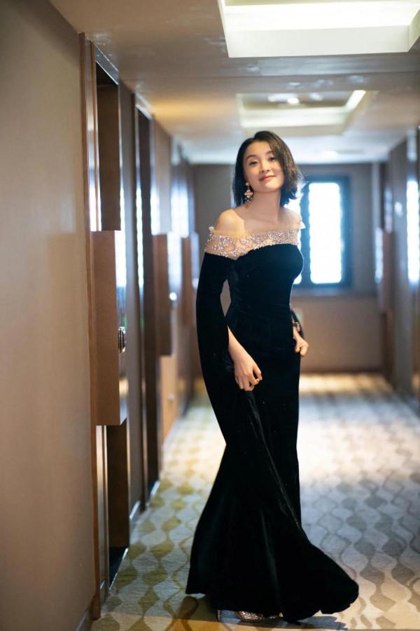 吳越認真打扮好驚豔!刻在骨子裡的美,穿“鑲鑽絲絨裙”優雅貴氣 吳越認真打扮好驚豔!刻在骨子裡的美,穿“鑲鑽絲絨裙”優雅貴氣