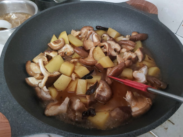 醬香土豆煲,解鎖土豆新吃法,醬香濃郁的下飯菜 醬香土豆煲,解鎖土豆新吃法,醬香濃郁的下飯菜