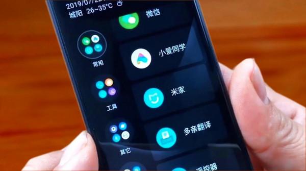 在2021年上手一款外形像遙控器的手機，精緻的全面屏，體驗很贊