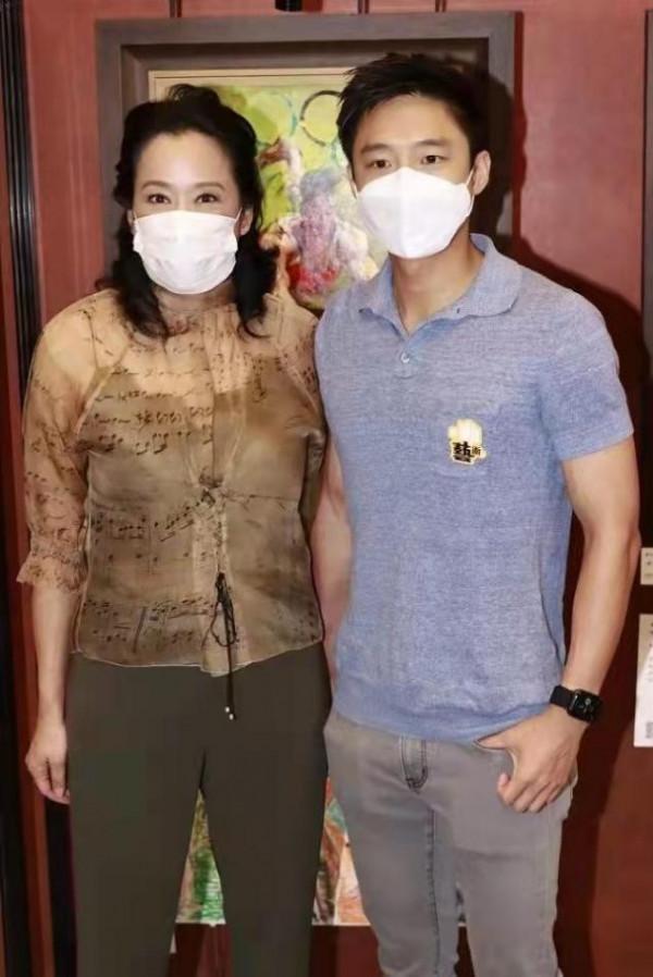 郭晶晶一家五口出席活動，婆婆透視衫很高階，小叔子霍啟山顯低調