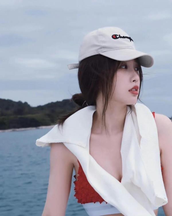 虞書欣近期2則海報穿搭，欣欣子又甜又辣