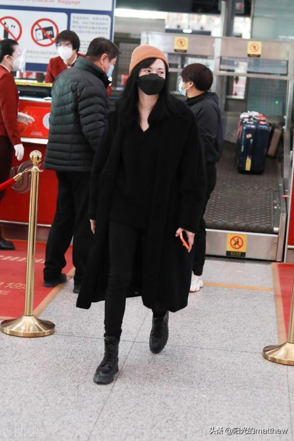 街拍：姚晨一身黑大衣飄逸現身咖色針織帽俏皮又不失氣質