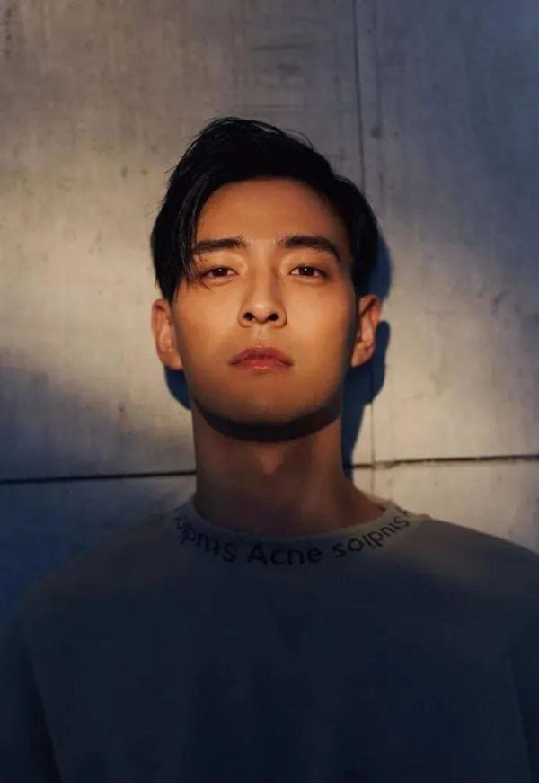 站在Baby身旁的193奶狗太可!根正苗紅秒殺黃教主,隨拍帥成大片 站在Baby身旁的193奶狗太可!根正苗紅秒殺黃教主,隨拍帥成大片