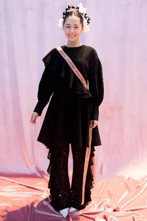 透視裙、漁網襪、花裙子，穿土味單品的女明星，照樣一個比一個美