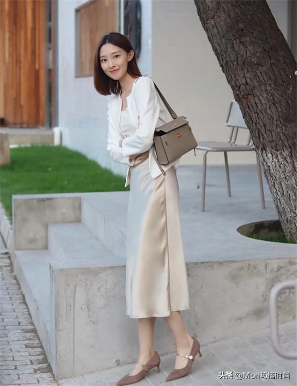 40歲左右的女人，上衣儘量不要穿衛衣和襯衫，其實這些更洋氣減齡