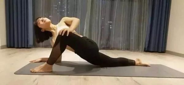 68歲的趙雅芝真凍齡,穿蘋果裙,配櫻桃耳環,宛如28歲年輕小姑娘 68歲的趙雅芝真凍齡,穿蘋果裙,配櫻桃耳環,宛如28歲年輕小姑娘