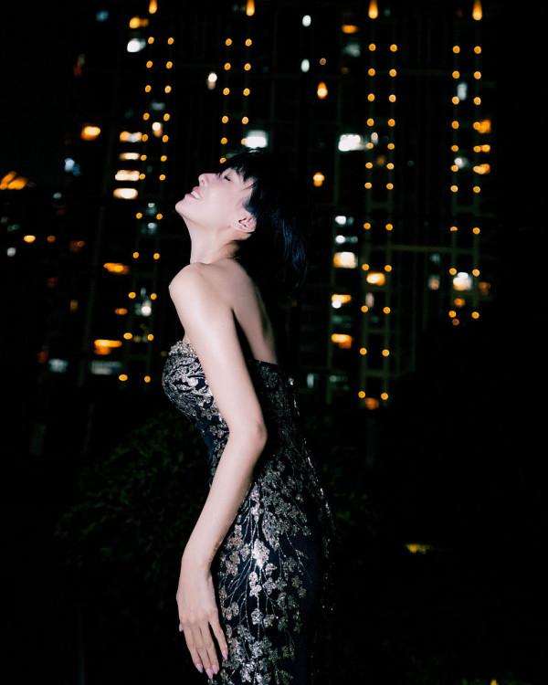 張藍心亮相2021金雞獎閉幕式 穿亮片抹胸裙氛圍感十足